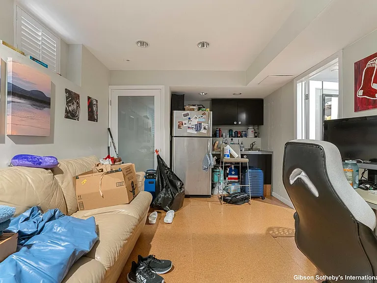 304 W 3rd St — Photo 20