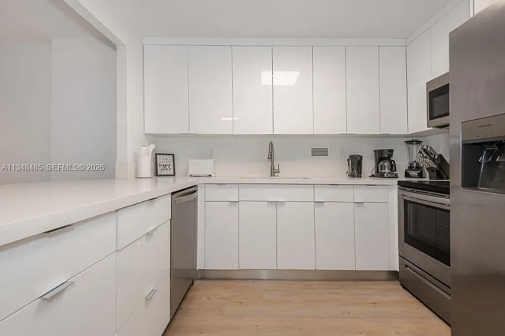 Roney Palace Condo — Photo 2