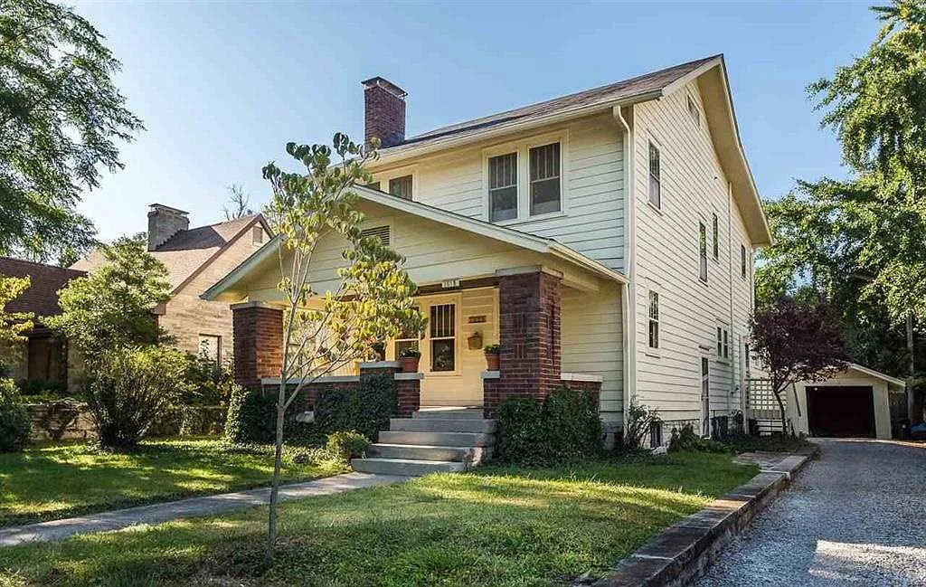 1018 E 1st St photo 1