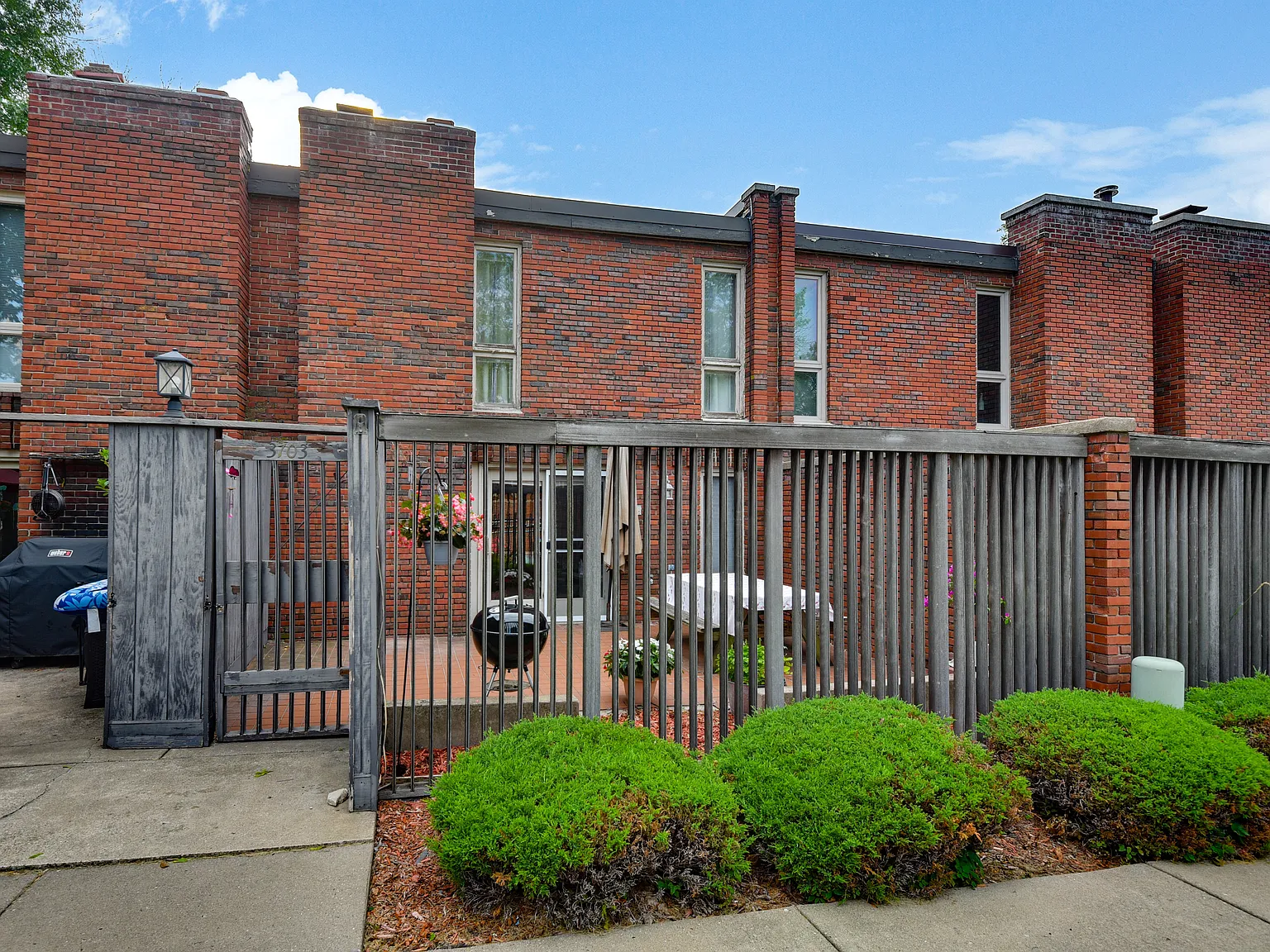 3 bed, 1.5 bath, 1471 sqft, $2,200 — Photo 1