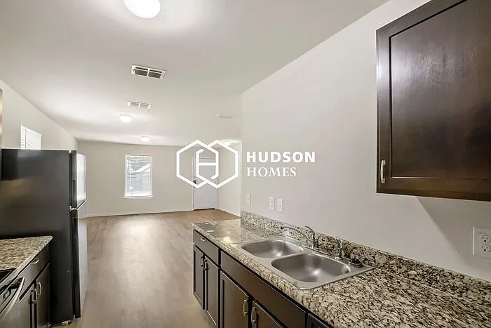 2402 Smith Dr — Photo 7