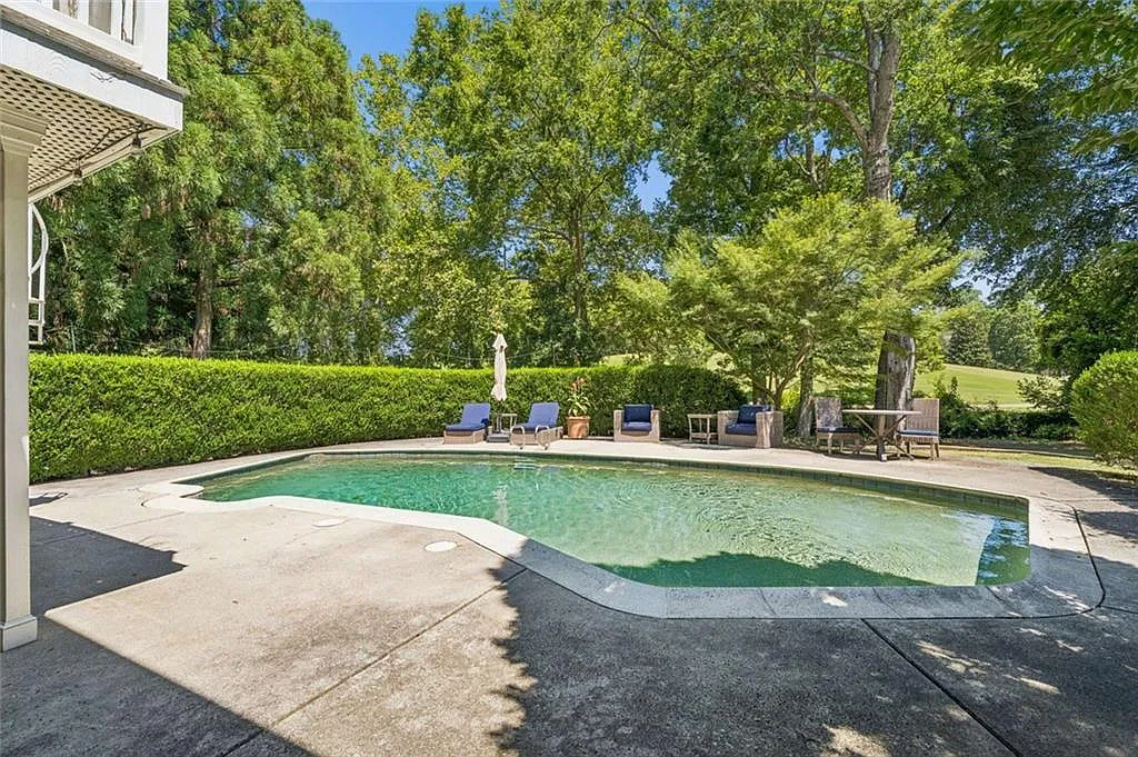 4 bed, 3.5 bath, 4100 sqft, $8,700 — Photo 2