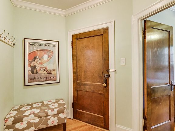 3rd image of 1941 W Argyle St APT 1