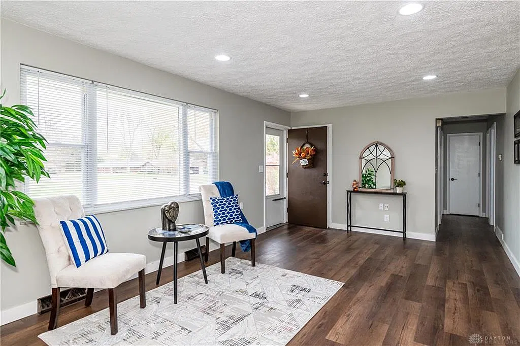 3 bed, 2.0 bath, 1625 sqft, $2,300 — Photo 3