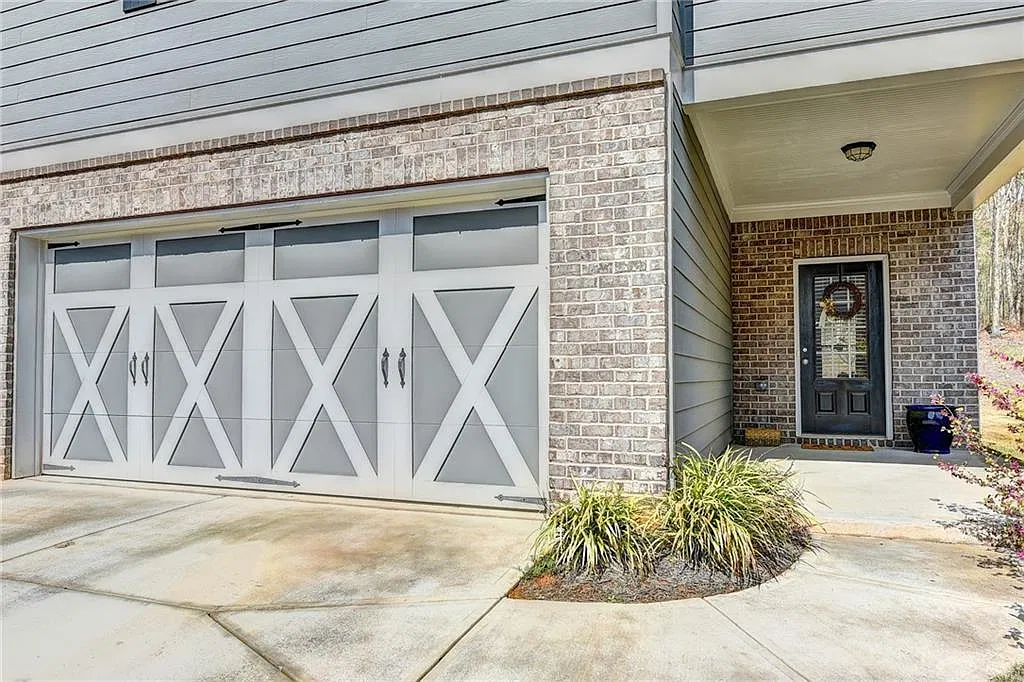 4 bed, 2.5 bath, $2,350 — Photo 2