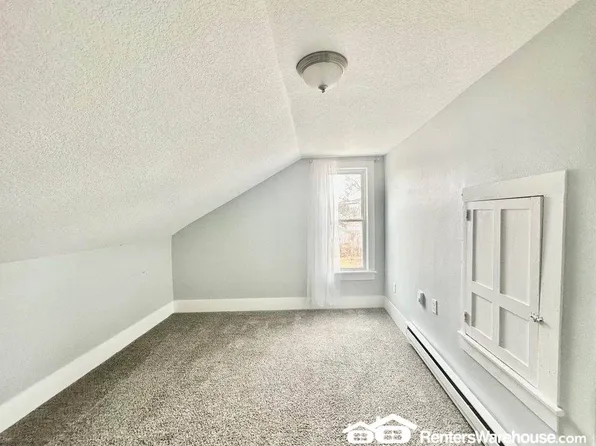 105 E 3rd Ave, Indianola, IA 50125