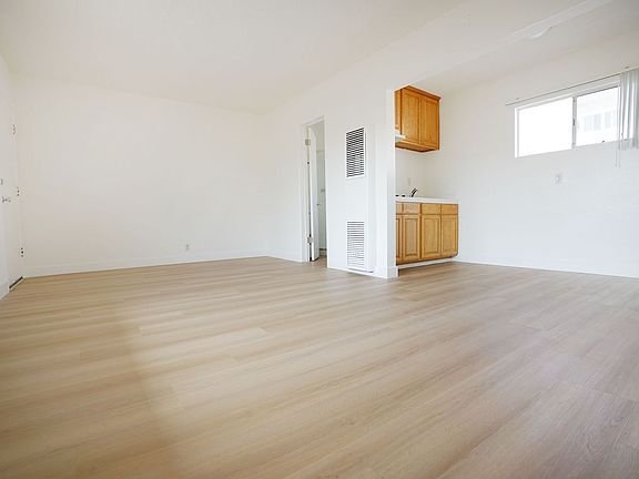 3rd image of 601 W Hyde Park Blvd #111