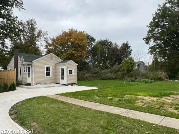 395 S Virginia St, Algonac, MI 48001