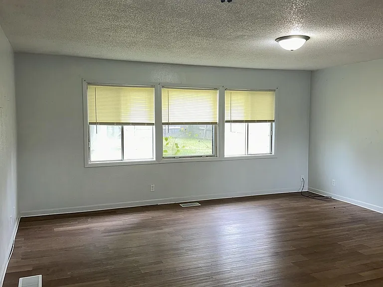 1052 N Lincoln St — Photo 11