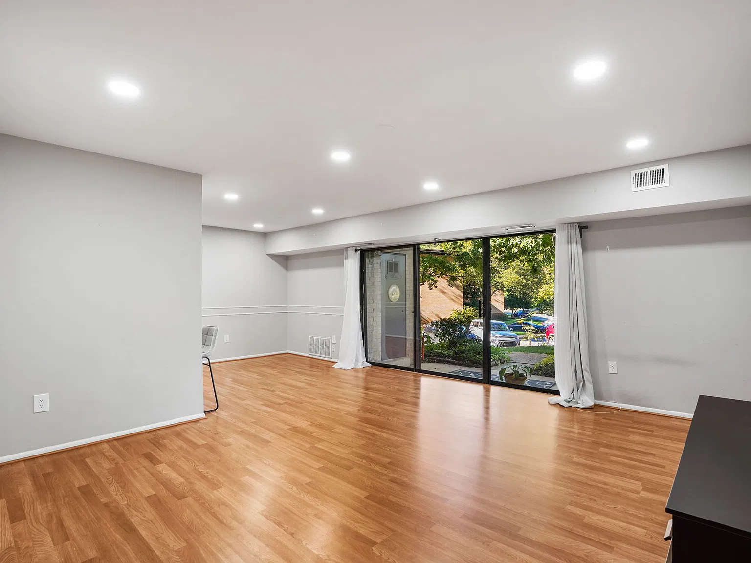 2 bed, 925 sqft, $2,700 — Photo 2