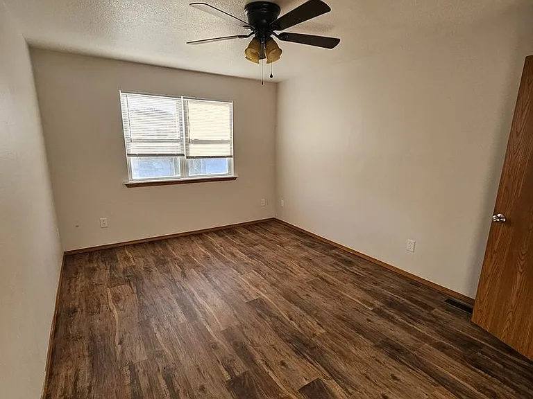 1100 W Crow St — Photo 17