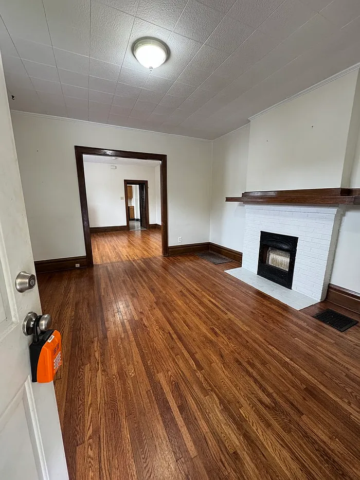 3 bed, 1.0 bath, $1,600 — Photo 4