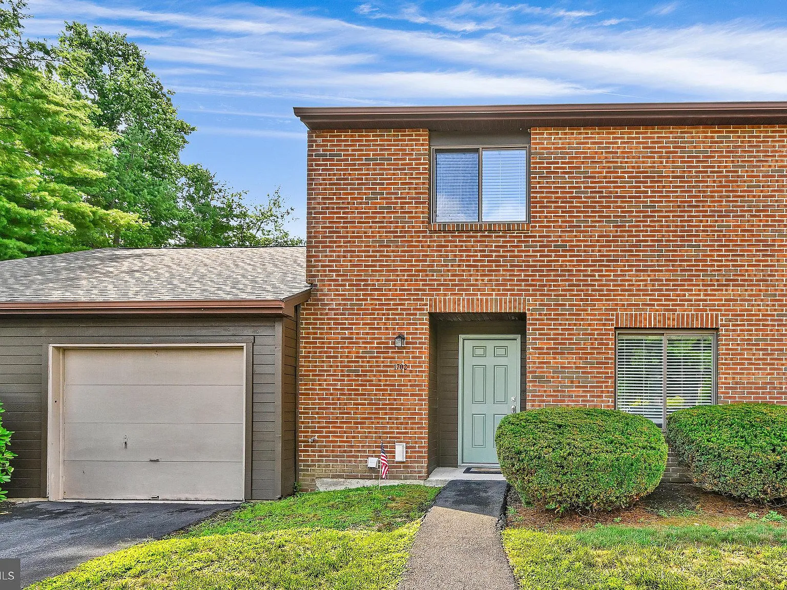 3 bed, 2.5 bath, $2,000 — Photo 2