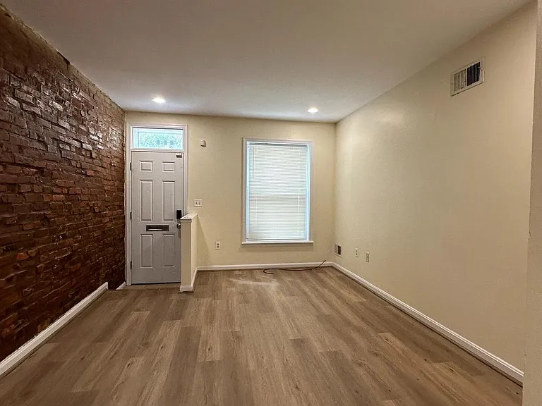 115 N Curley St — Photo 4