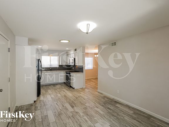5th image of 2231 E Claire Dr