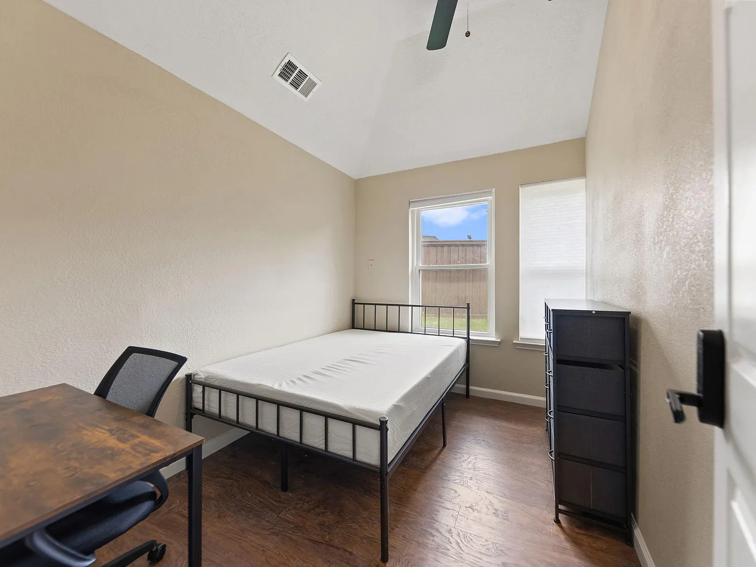 4 bed, 3.0 bath, 2405 sqft, $845 — Photo 2
