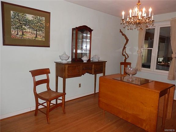 5th image of 24 Willowdale Dr