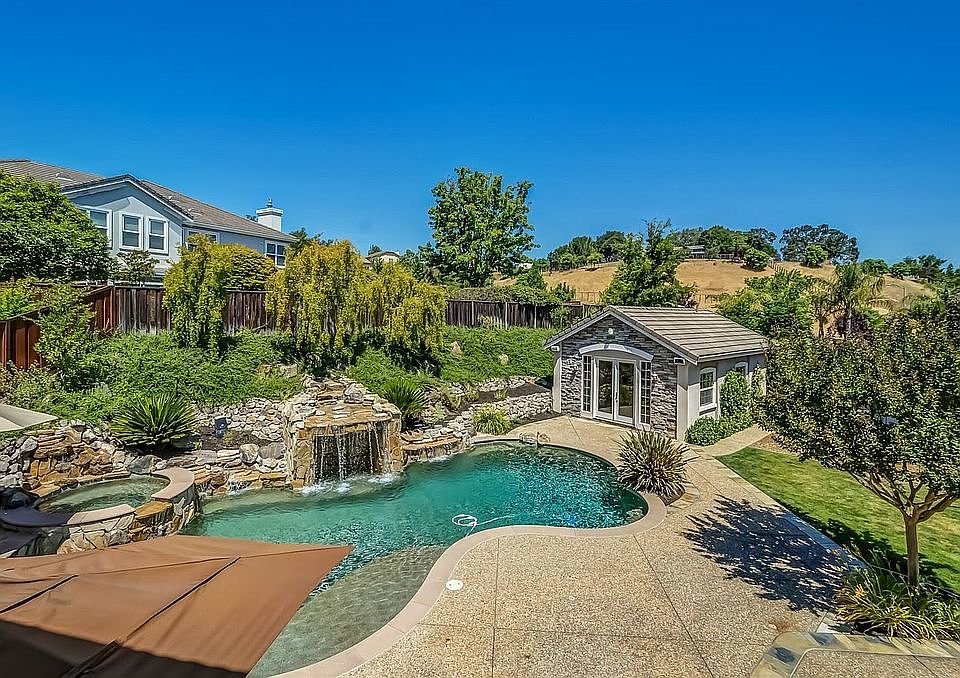 2nd image of 14 Pine Valley Pl