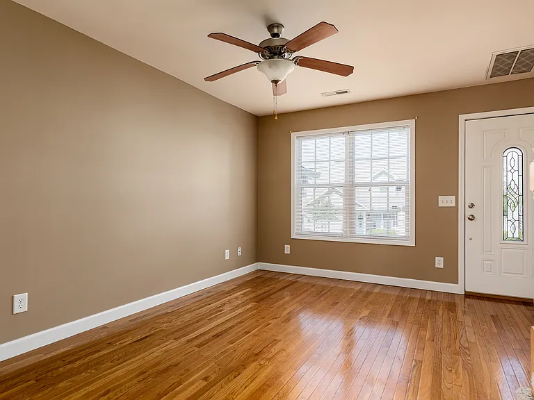 202 Clover Ct — Photo 4
