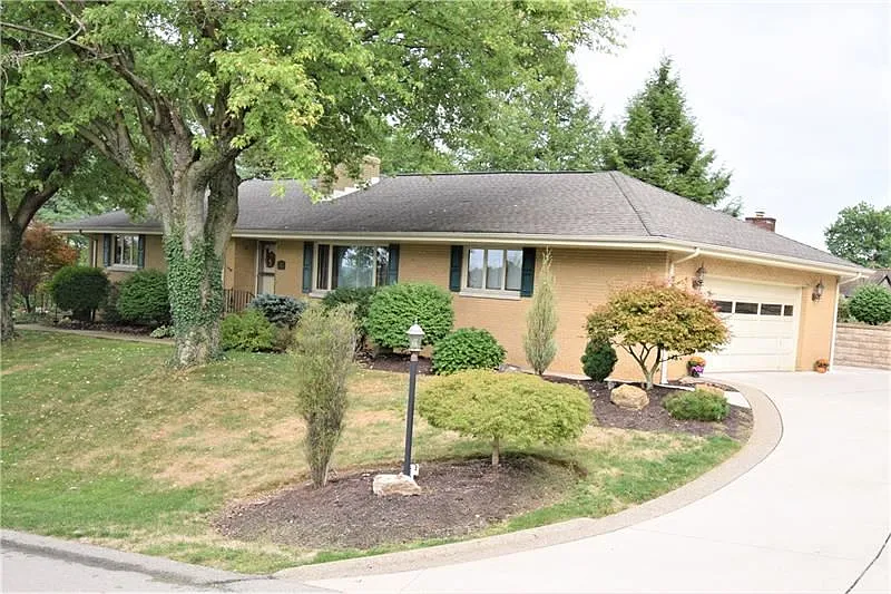 780 Woodlawn Dr photo 1