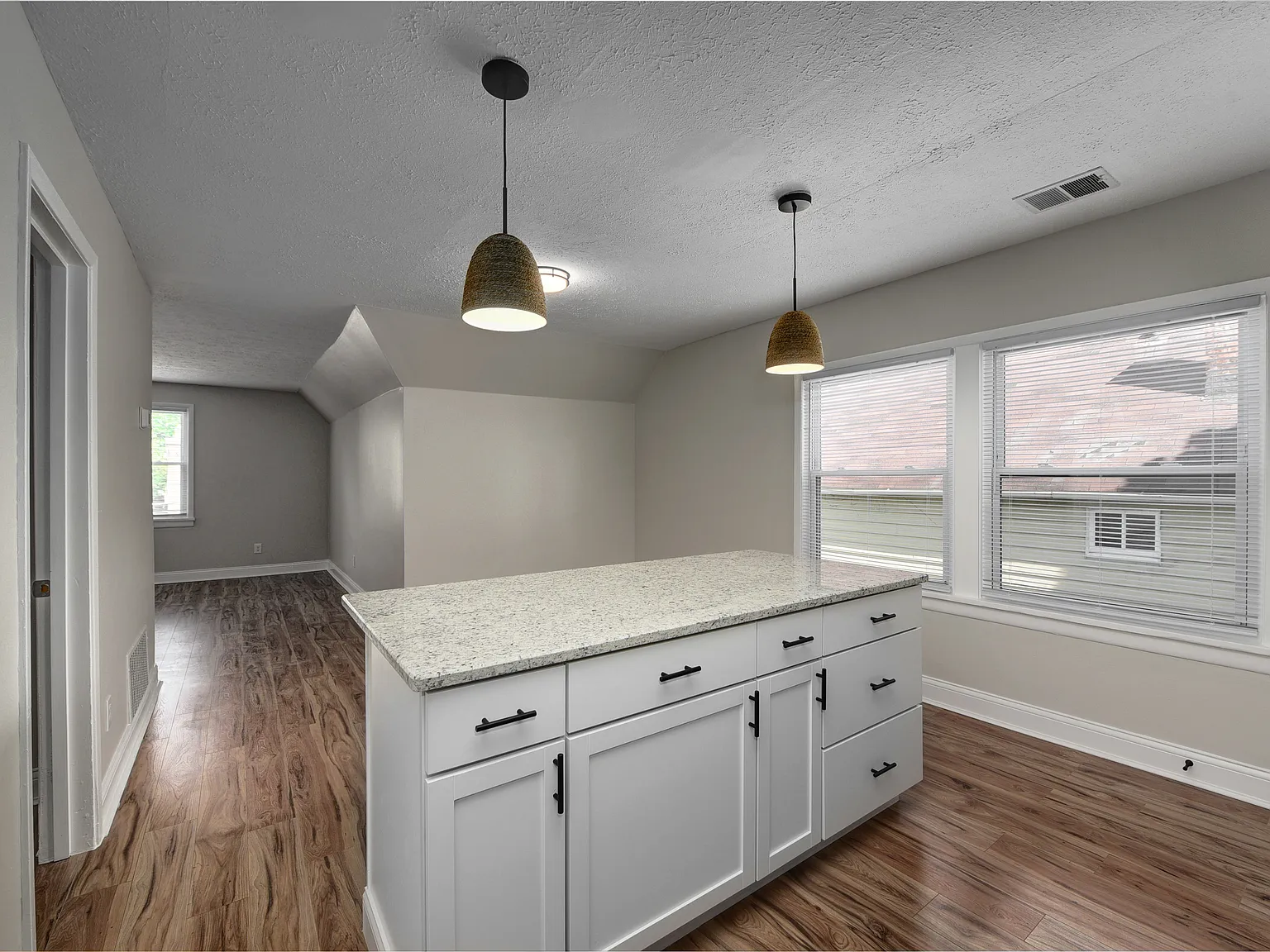 3 bed, 1100 sqft, $1,450 — Photo 4