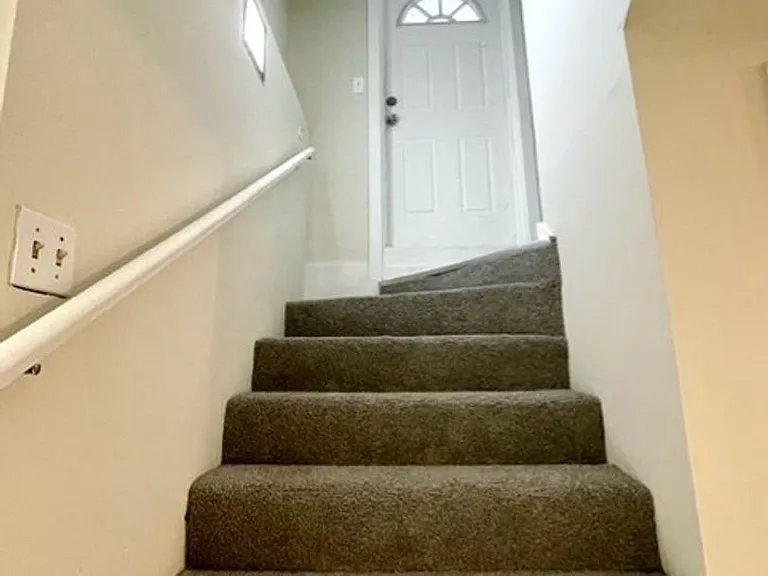 1203 E Walnut St #D — Photo 5