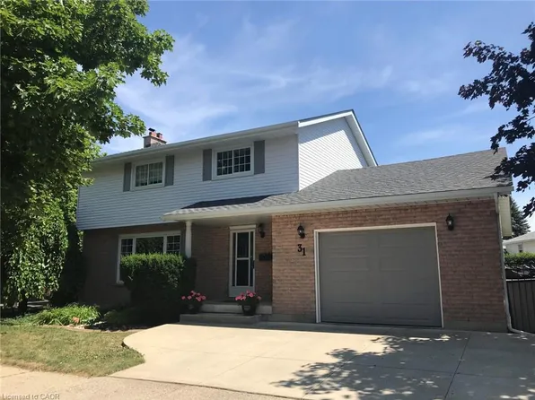 31 Blackfriar Ln, Brantford, ON N3R 7M2