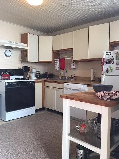 Cute, functional kitchen with dishwasher.