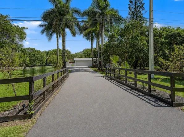 13811 SW 26th St, Davie, FL 33325
