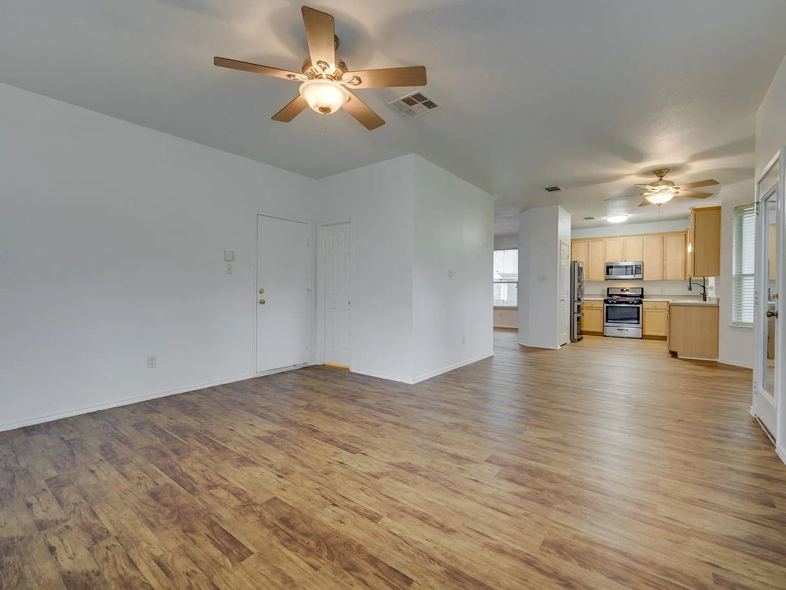 3 bed, 2.5 bath, 2338 sqft, $2,500 — Photo 2