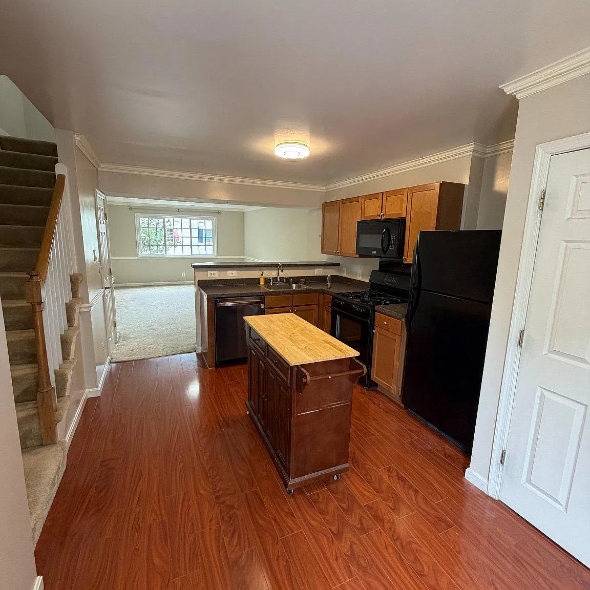 2 bed, 1.5 bath, 1060 sqft, $2,500 — Photo 2