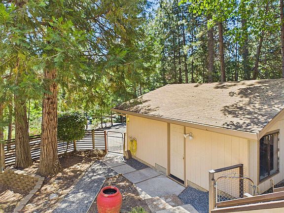 3rd image of 16961 Columbia River Dr