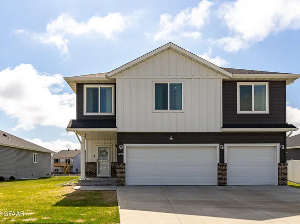 5865 Lou Ann St, Grand Forks, ND 58201