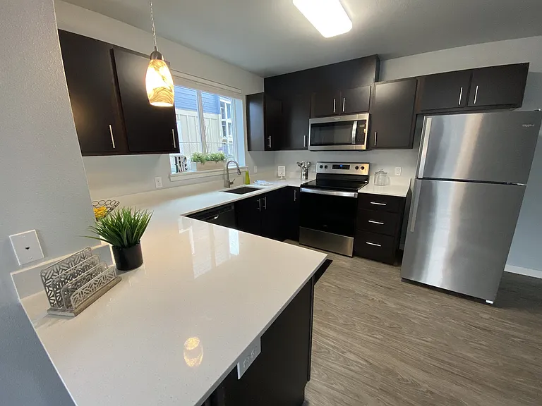 Queen Court Apartments — Photo 14