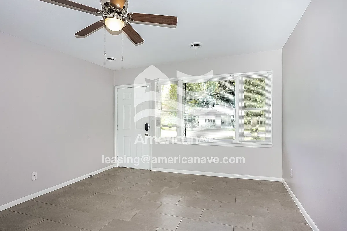 741998_002_wm_-_living_room_12993579.jpg - 2152 Bayvale Rd