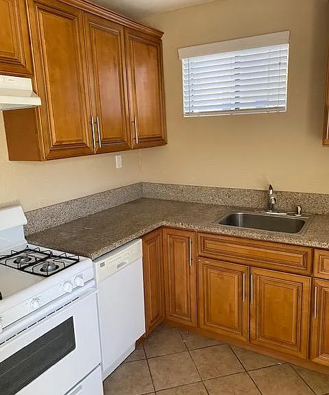 1051 N Newport Ave #2 — Photo 7