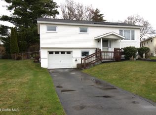 4 Steve Ln, Albany, NY 12205