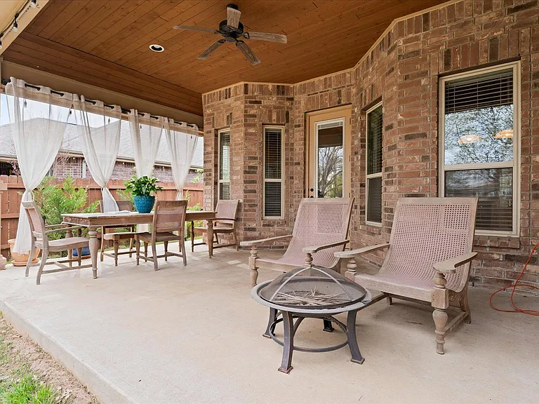 916 Easton Dr — Photo 25