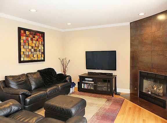 3rd image of 523 Shadywood Ln