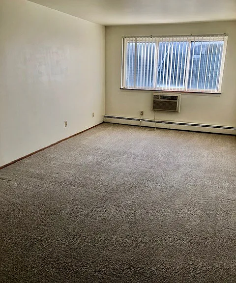 2555 N Oakland Ave — Photo 4