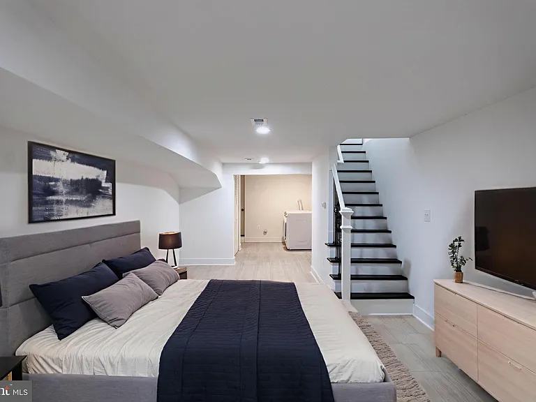 2721 W Mosher St — Photo 8