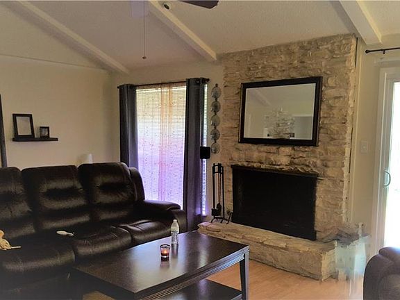 3rd image of 1402 Greenwich Dr
