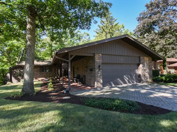 39 W Eureka Dr, Lemont, IL 60439