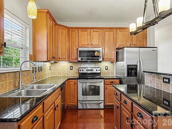 3rd image of 3003 Cornflower Ln