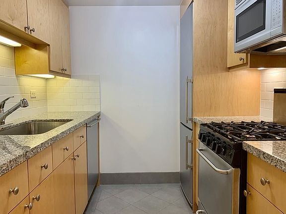 3rd image of 420 E 79th St APT 1E