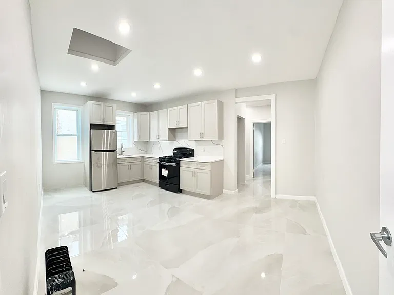 382 Avenue W #2R — Photo 2
