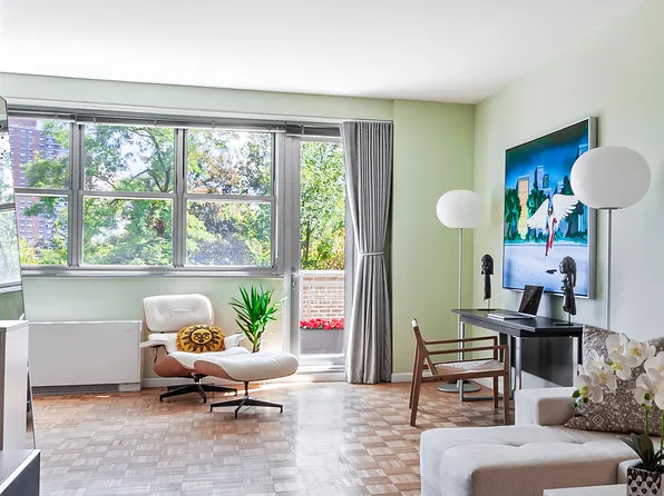 555 Kappock Street image 3 of 9