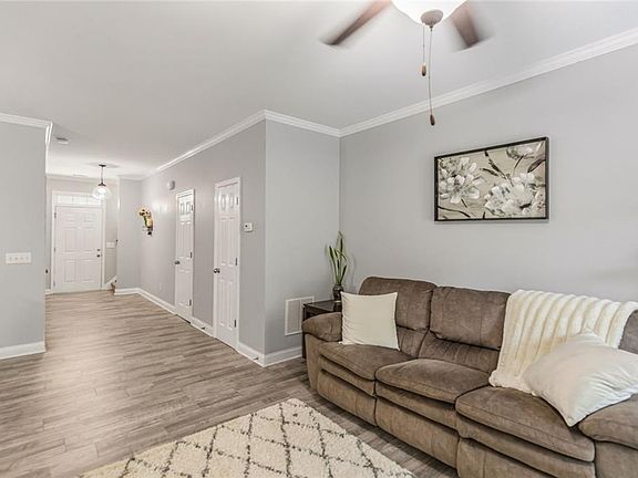 5th image of 22 N Oaks Cir