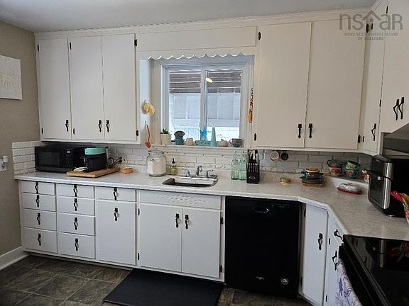 4th image of 95 Higgins St