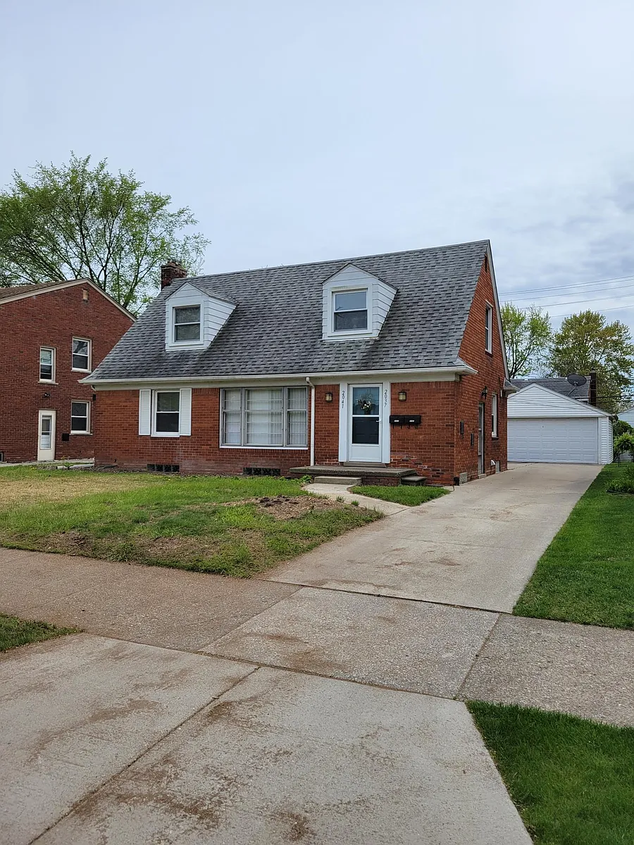 Front of house & Driveway - 2037 Vernier Rd